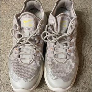 Women’s Nike Air Max Size 7